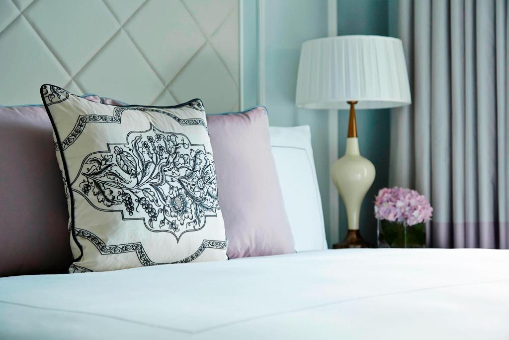 Premier Suite, Executive lounge access, 1 King, Sofa bed