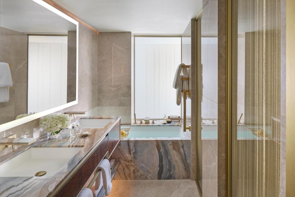 Deluxe Suite King or Twin