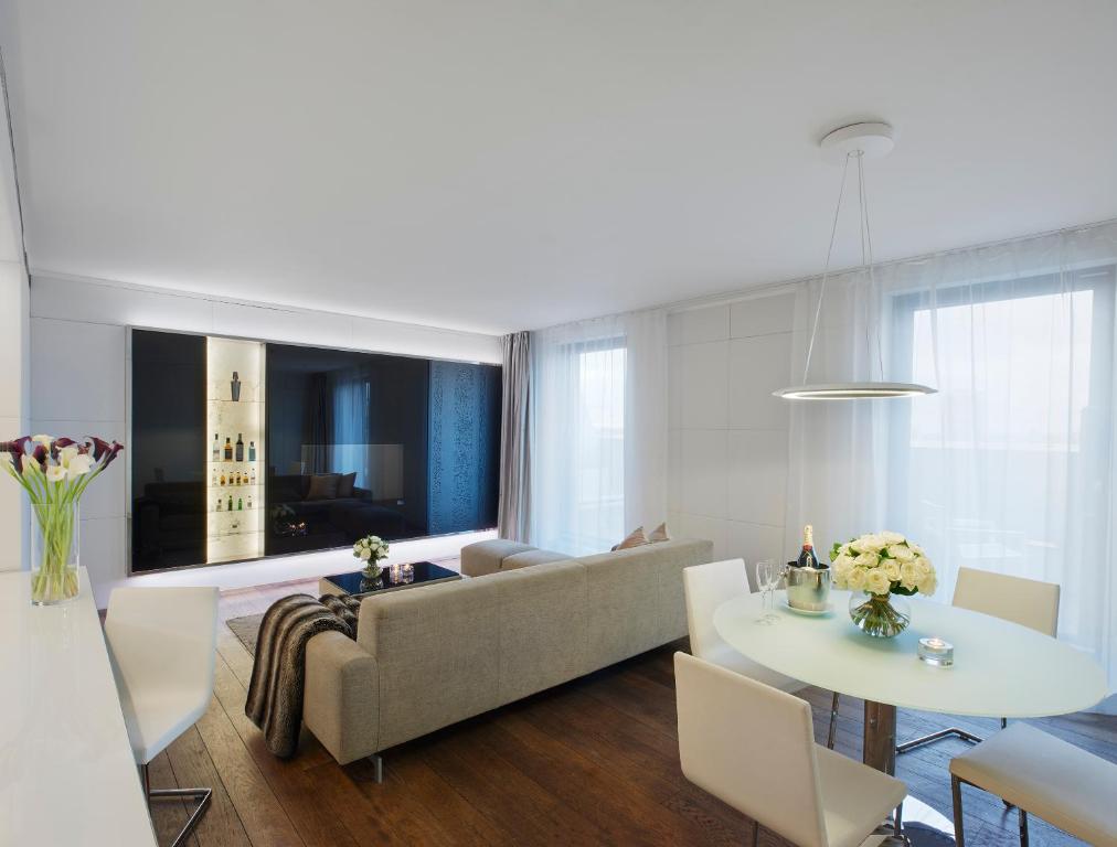 2 Bedroom Beyond ME Terrace View over London