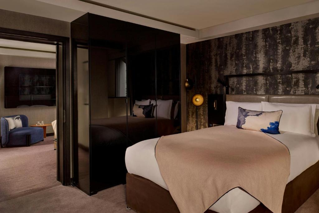 Family Affair, Connecting Guest room, City view