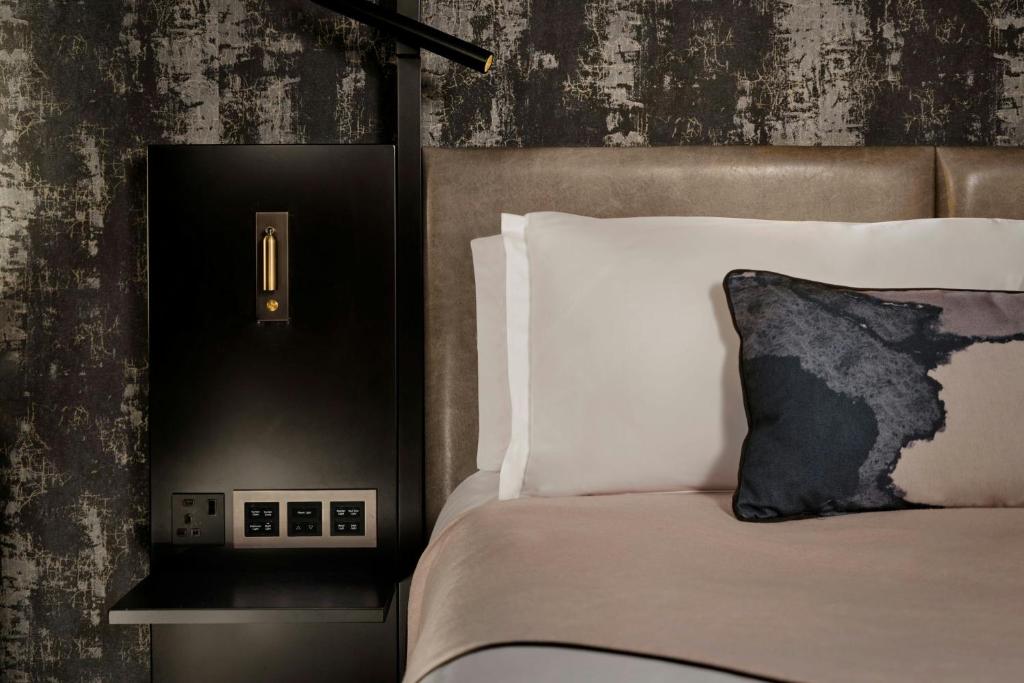 Montcalm East, Autograph Collection room
