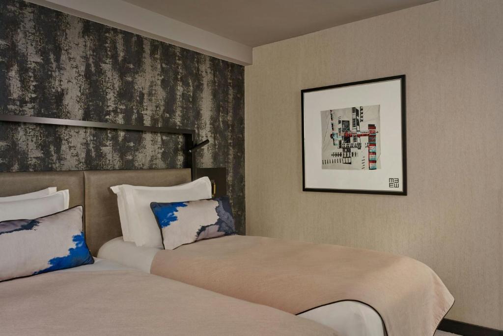 Montcalm East, Autograph Collection room