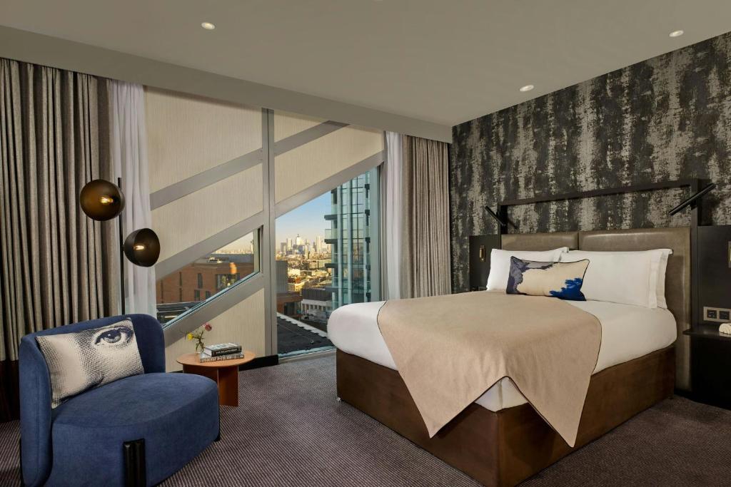 Sky High Double, Guest room, King or Queen, Skyline view