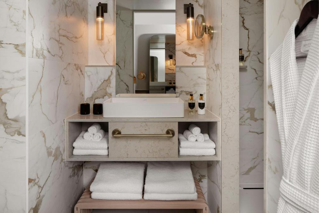 Montcalm Mayfair, Autograph Collection room