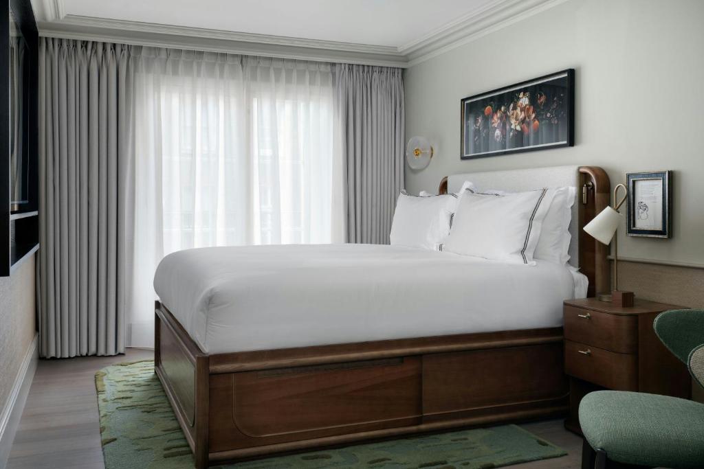 Salon King Room