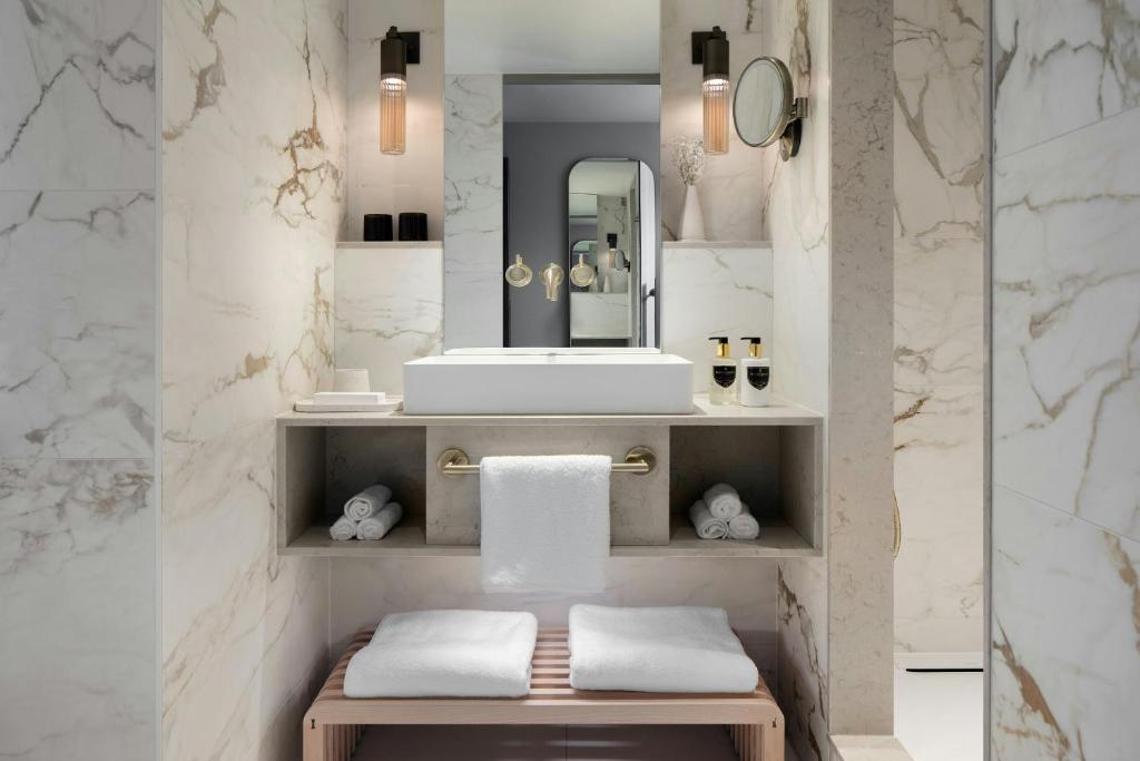 Montcalm Mayfair, Autograph Collection room