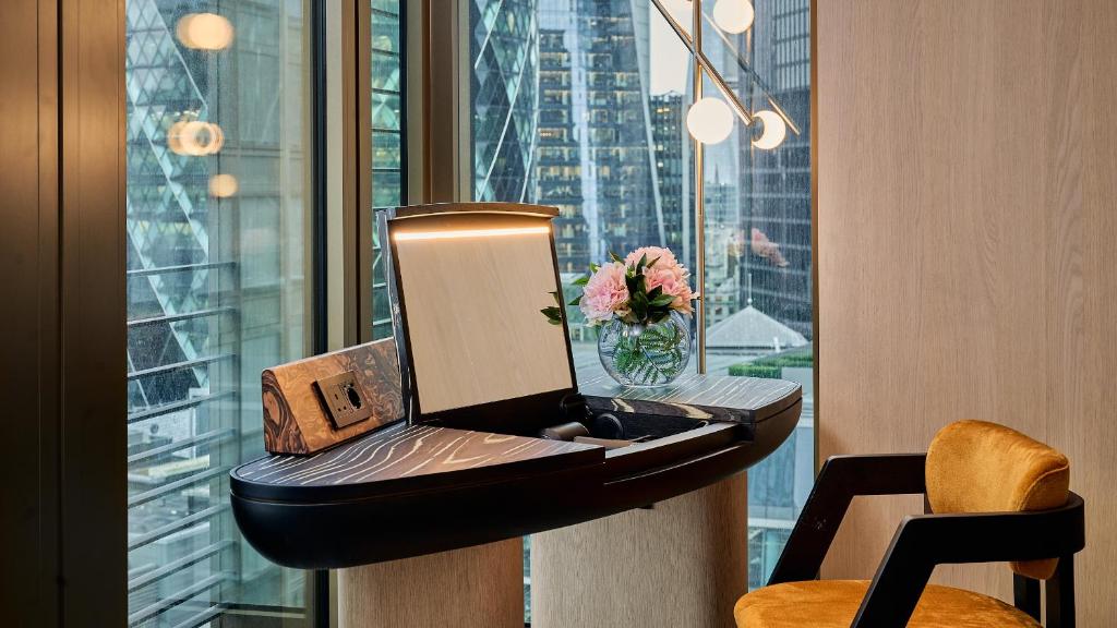 Pan Pacific London room