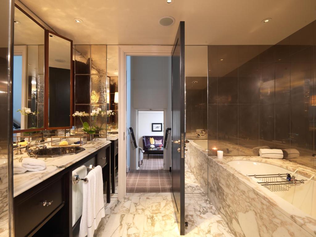 Rosewood London room