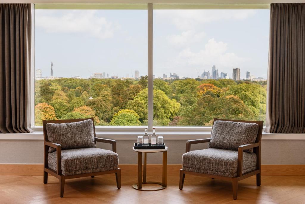 Royal Garden Hotel room
