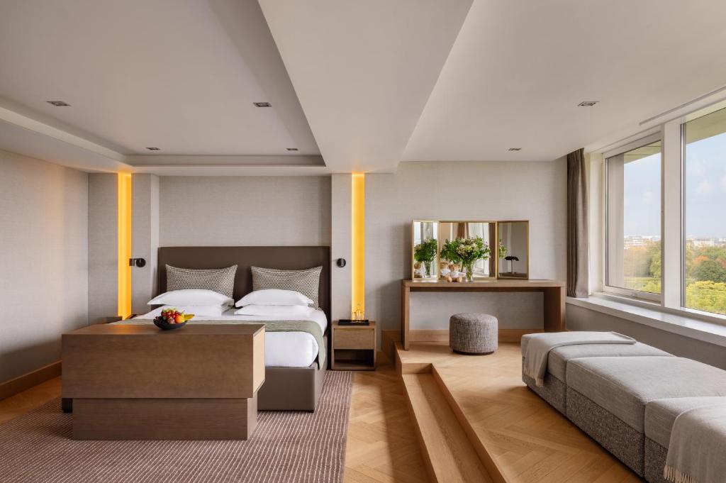 Royal Garden Hotel room