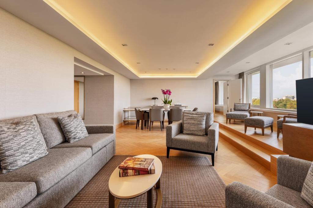Royal Garden Hotel room