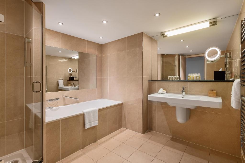 Royal Garden Hotel room