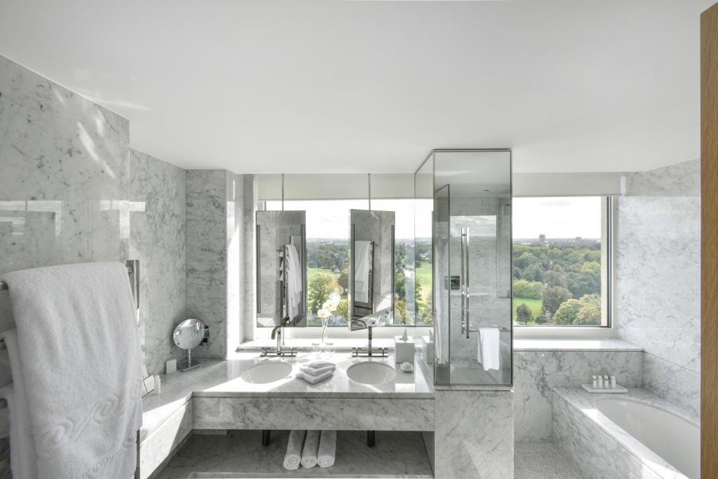 Royal Lancaster London room