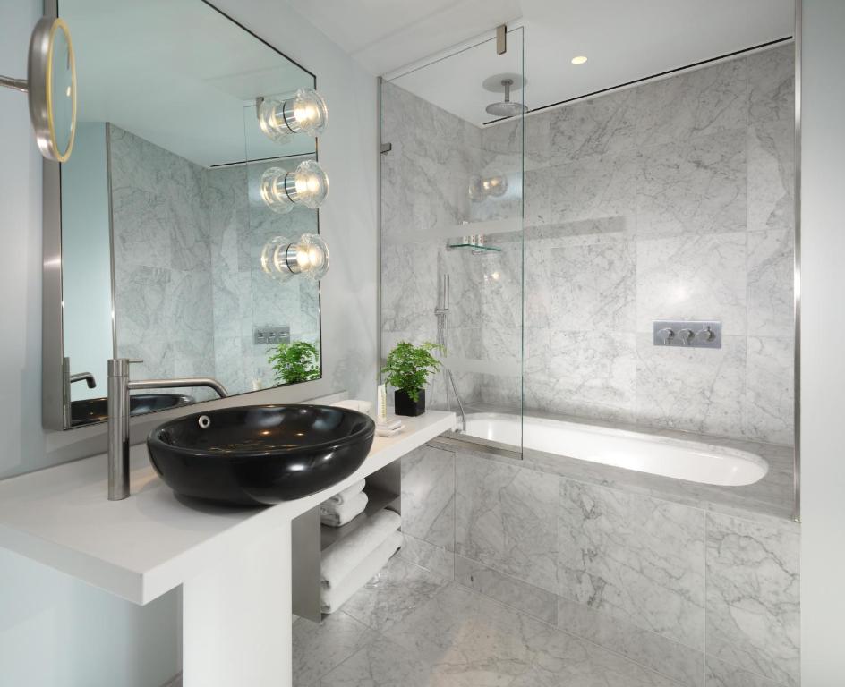 Sea Containers London room