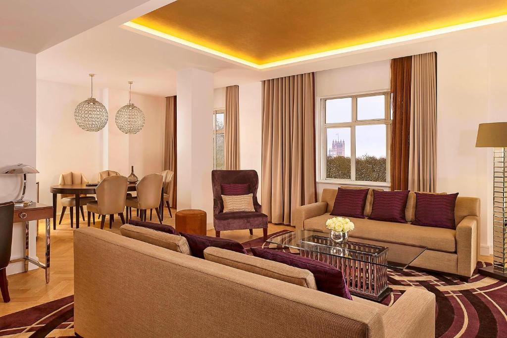 One-Bedroom Grand King Suite with Park View - Club Lounge Access