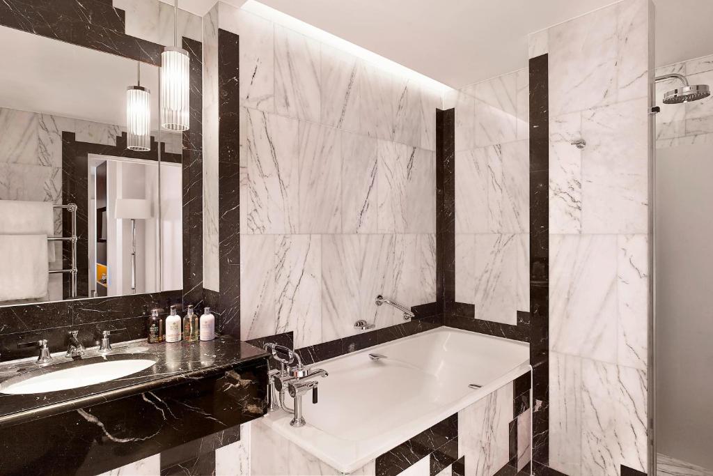 One-Bedroom King Suite with Park View - Club Lounge Access