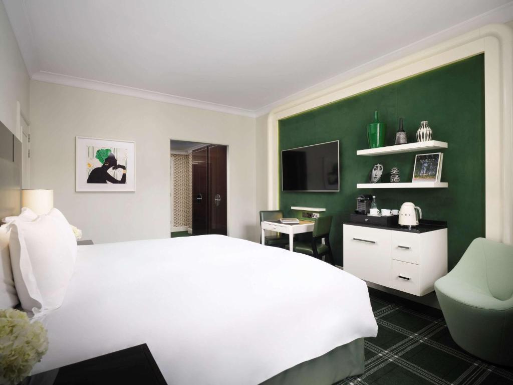 Sofitel London St James room