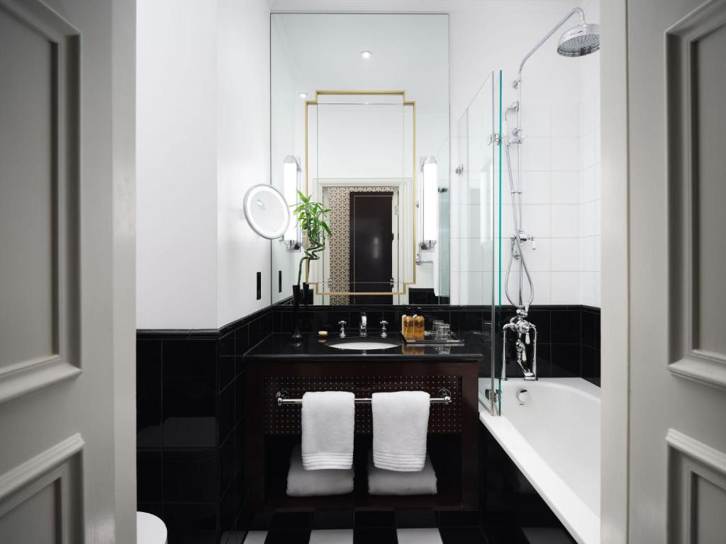 Sofitel London St James room
