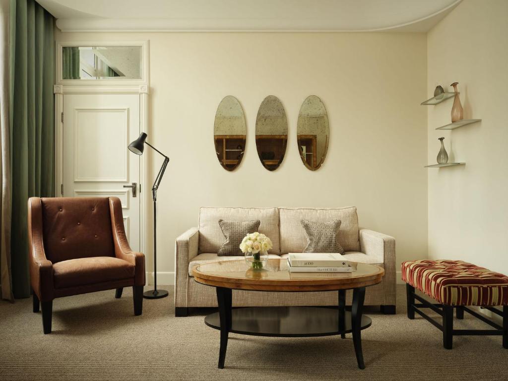 Prestige King Suite with Separate Living Room and Waterloo Place or Pall Mall View