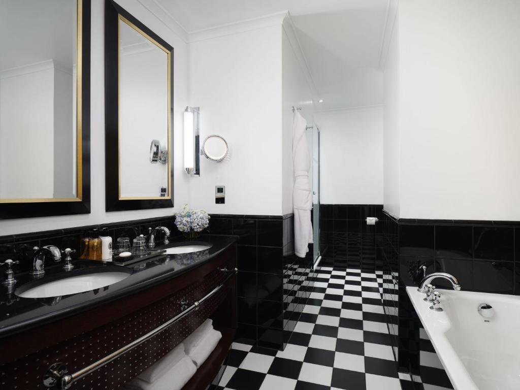 St James King Suite with Separate Lounge and Dining Space - Waterloo Place View