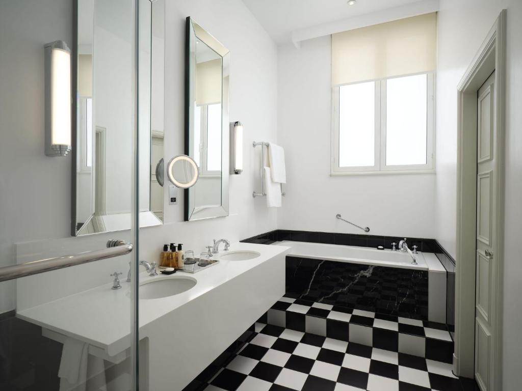 Studio King Suite with Lounge Space and Waterloo Place View