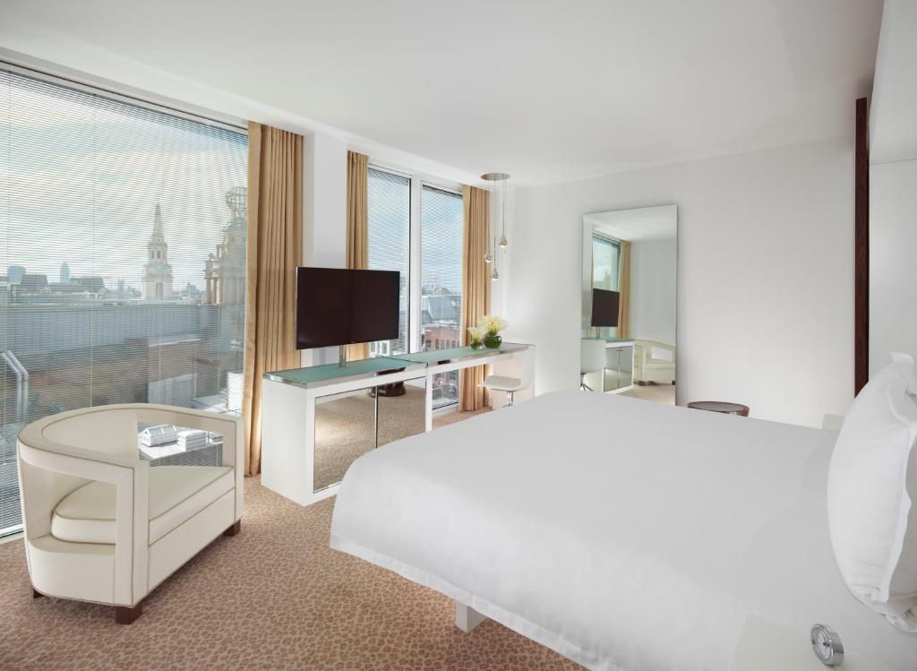 Deluxe king bed room