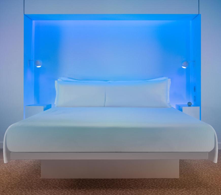 St Martins Lane London room