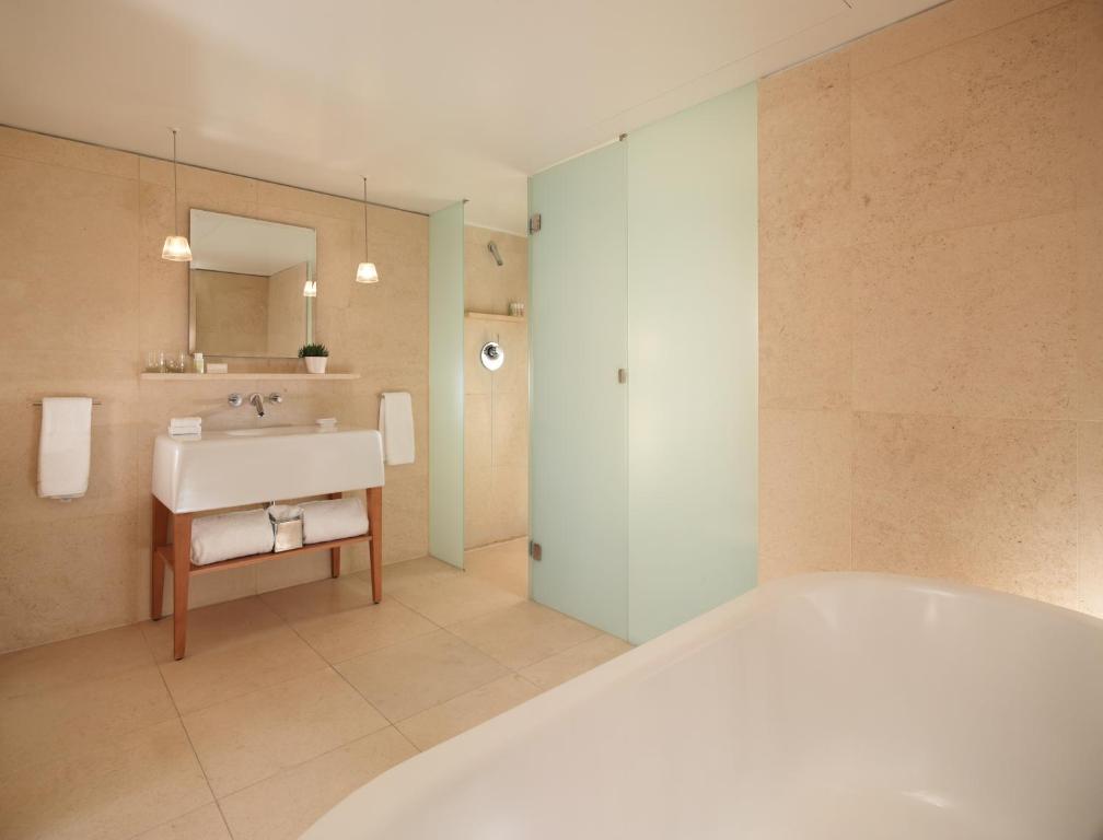 St Martins Lane London room