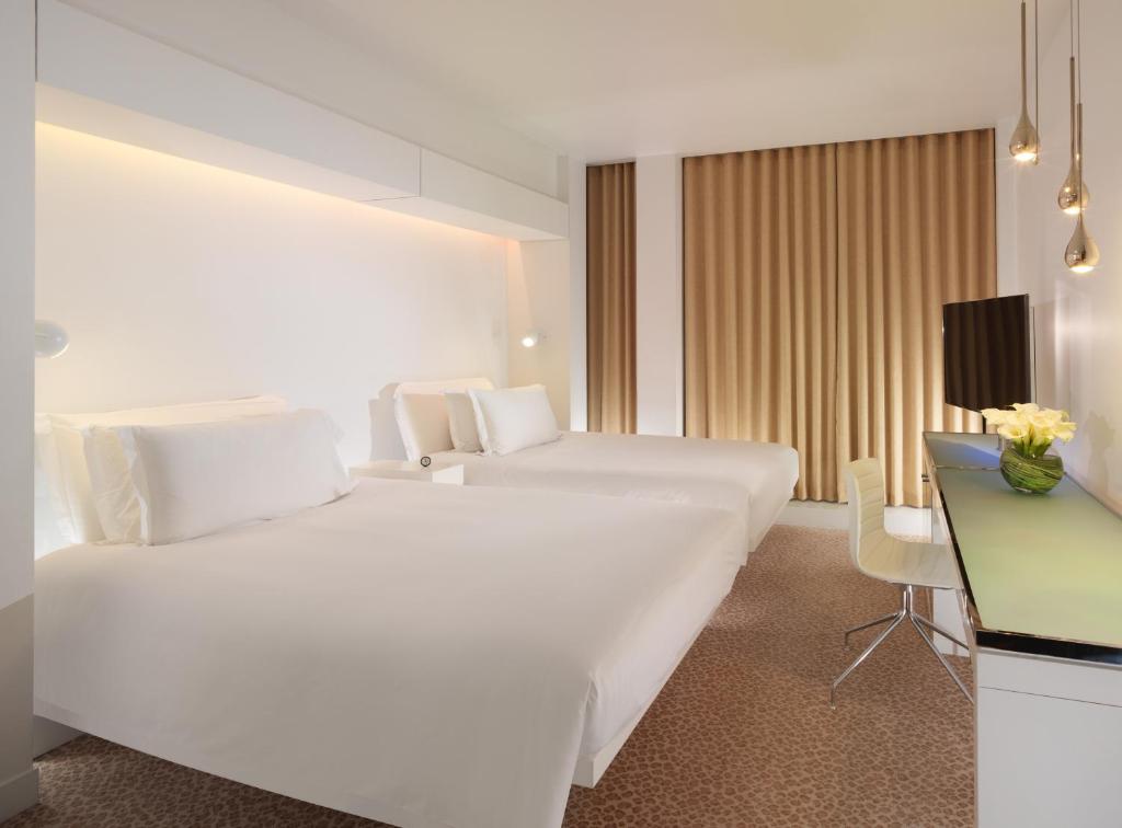 St Martins Lane London room
