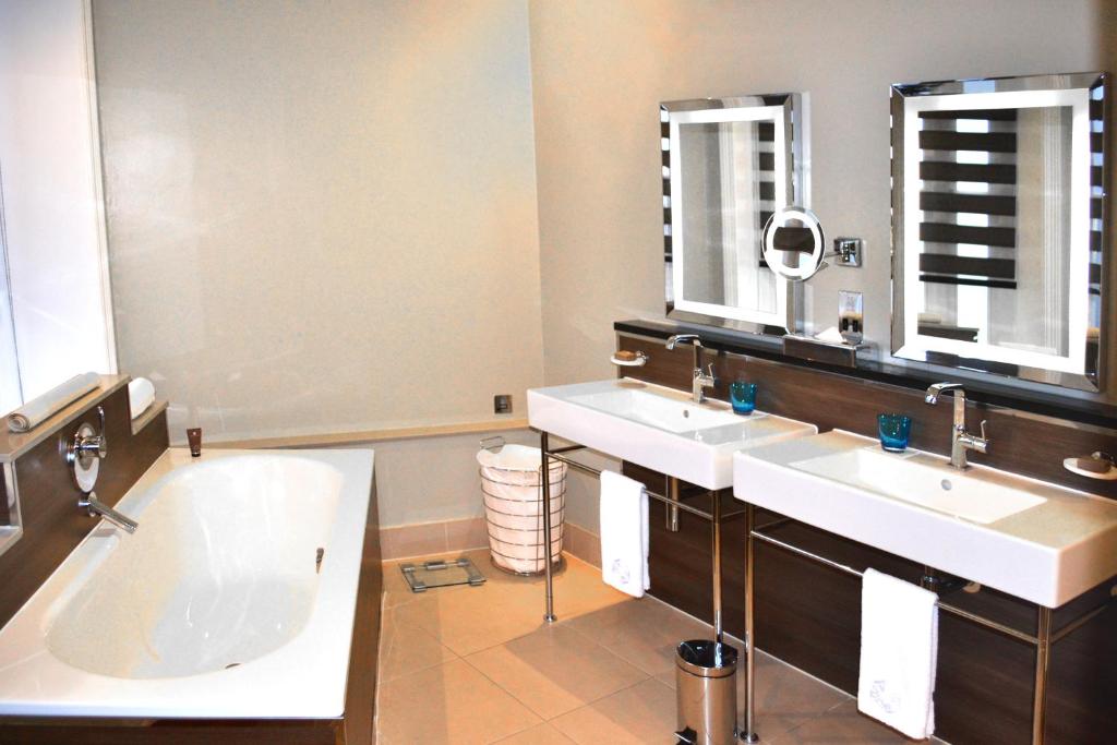 Kings Deluxe One Bedroom Suite