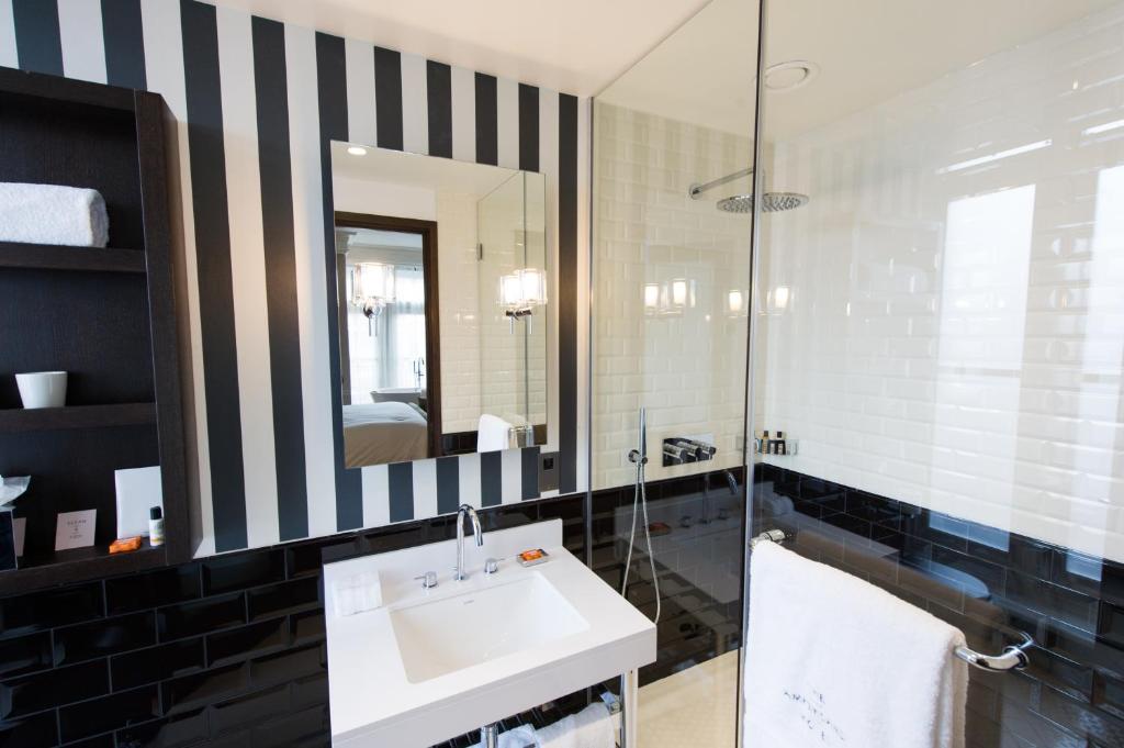 The Ampersand Hotel room