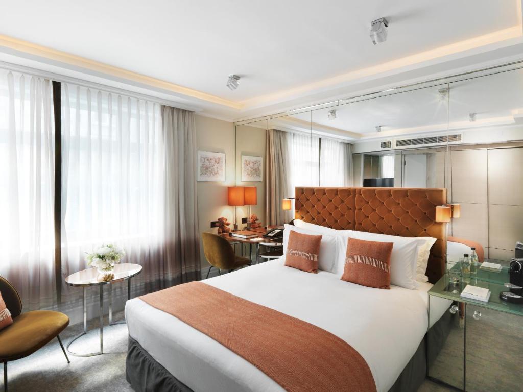 The Athenaeum Hotel & Residences room