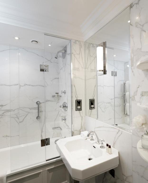 The Athenaeum Hotel & Residences room