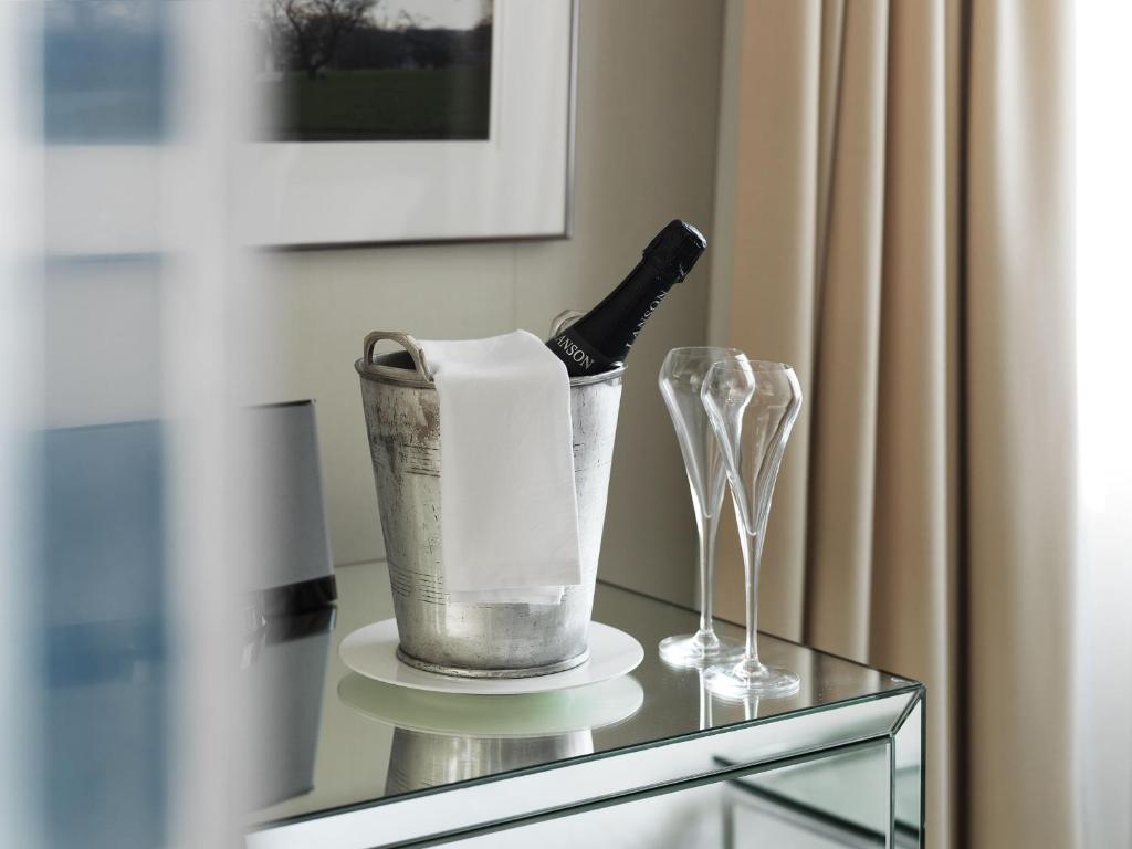 The Athenaeum Hotel & Residences room