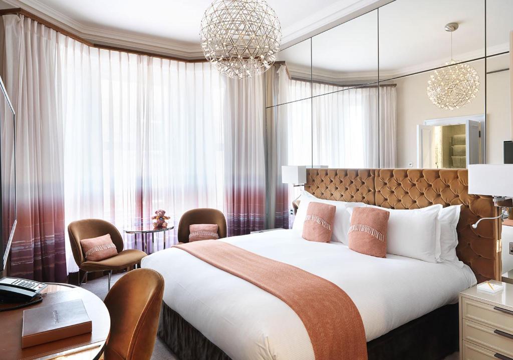 The Athenaeum Hotel & Residences room