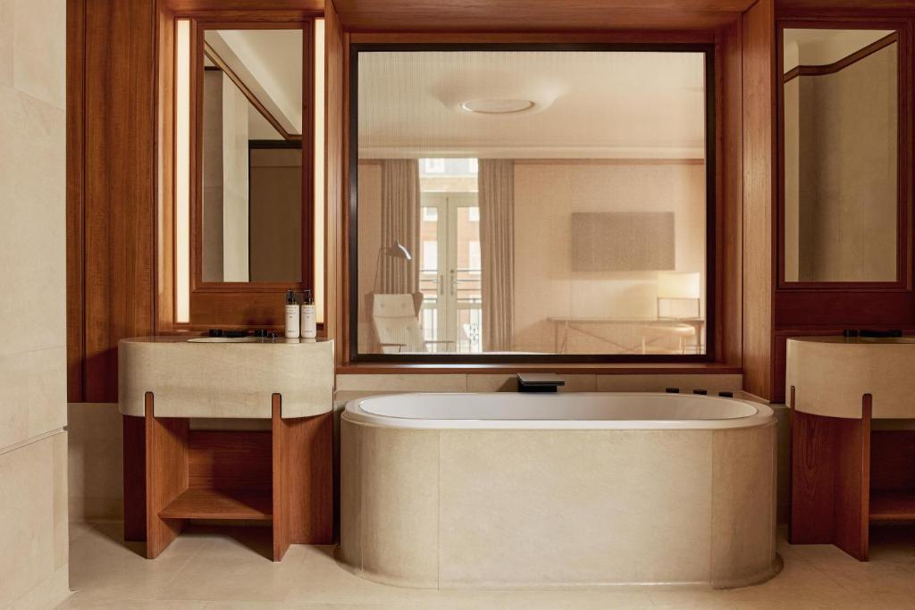 The Berkeley, Maybourne room