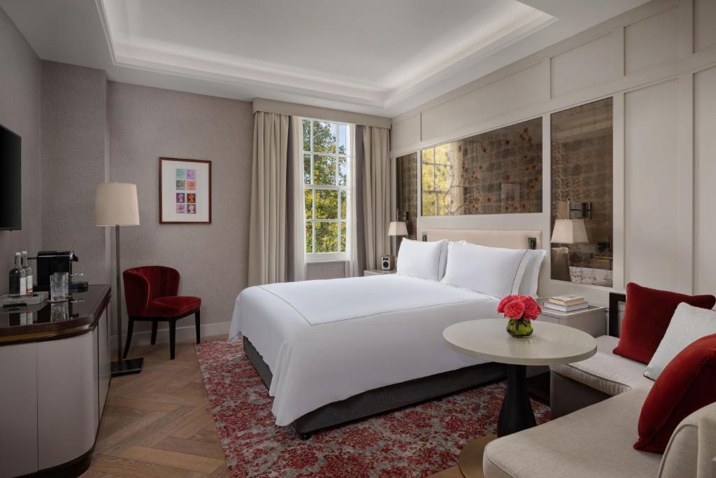 Deluxe King Room with Square View