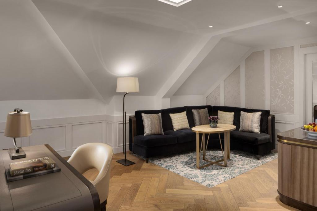 The Biltmore Mayfair room