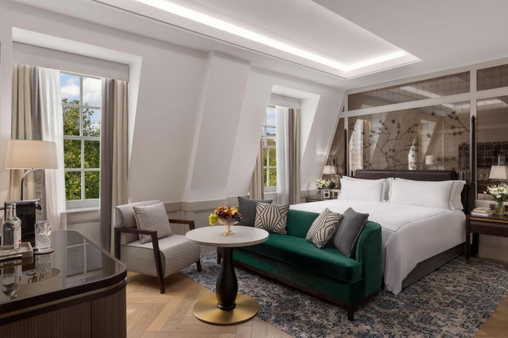 Suite with Square View