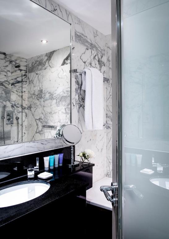 The Bloomsbury Hotel room