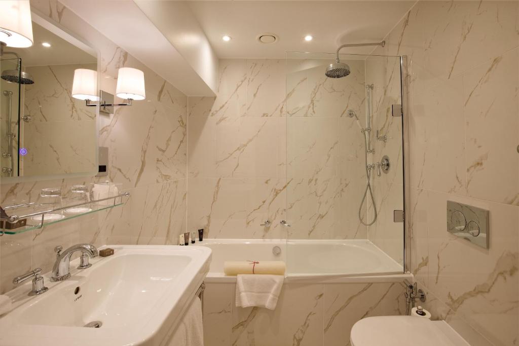 The Capital Hotel, Apartments & Townhouse room