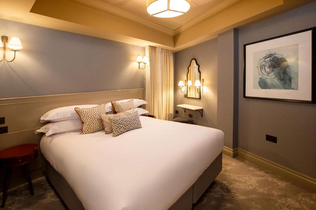 The Capital Hotel, Apartments & Townhouse room