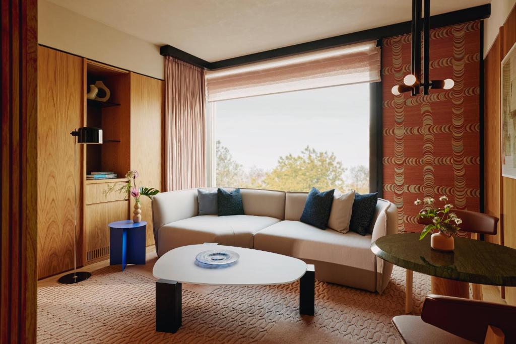 The Emory, Maybourne room
