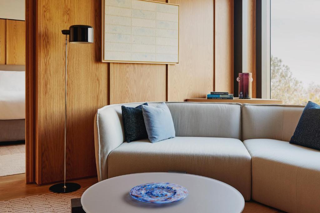The Emory, Maybourne room