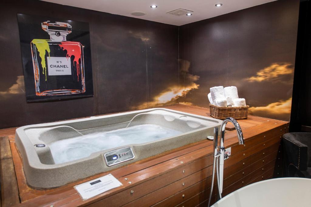 Drop Dead Gorgeous Splash Suite