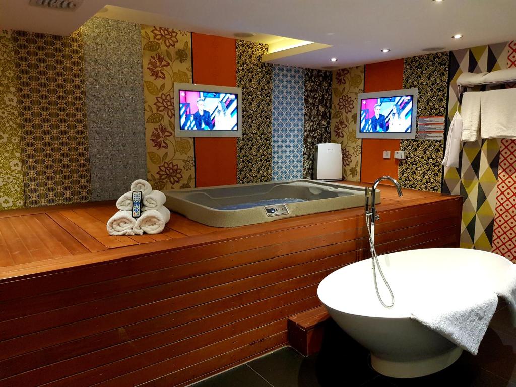 The Exhibitionist Hotel room