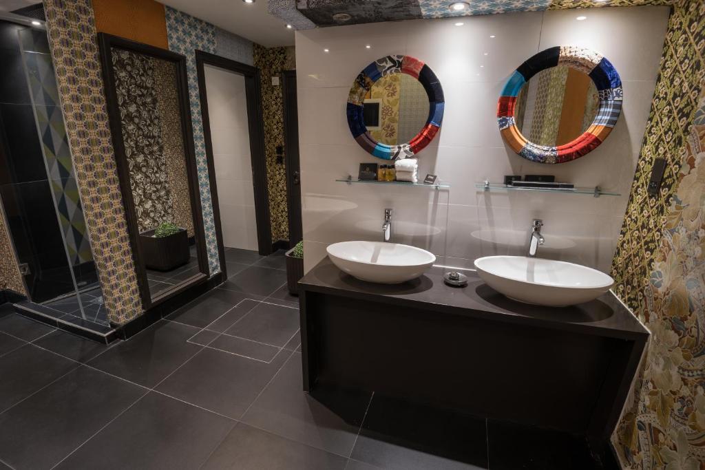 The Exhibitionist Hotel room