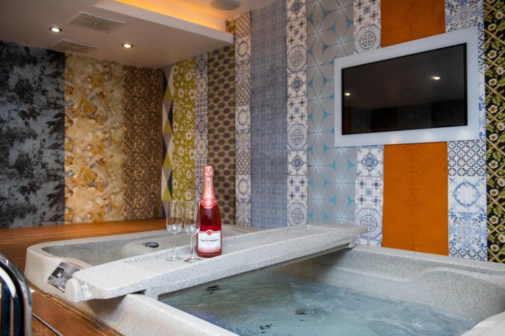 The Exhibitionist Hotel room