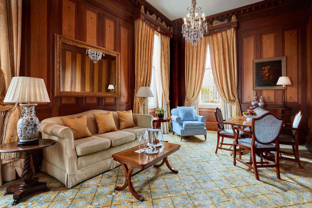 One-Bedroom Buckingham Suite