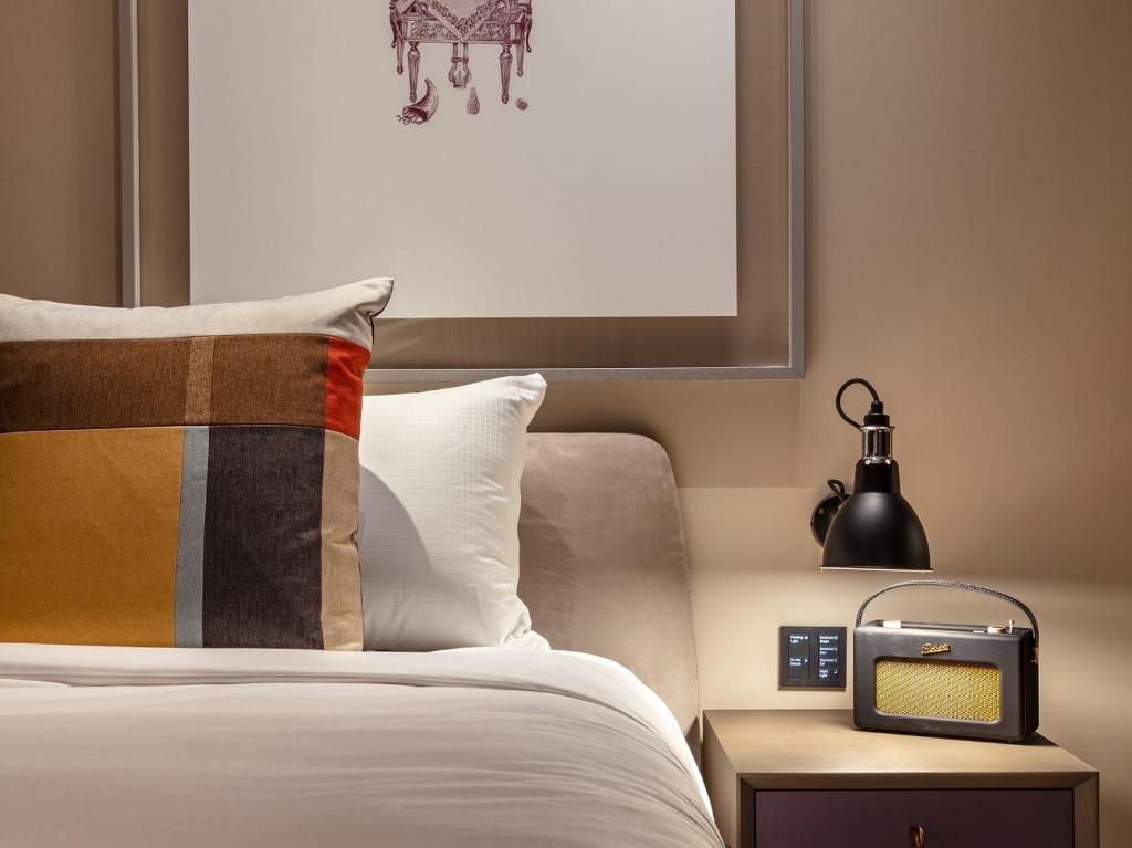 The Londoner room